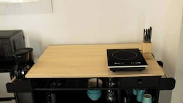 電子レンジ、コーヒー / ティーメーカー、トースター、調理器具と食器