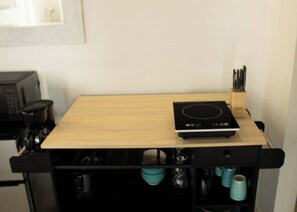 Mikrowelle, Wasserkocher mit Kaffee-/Teezubehör, Toaster