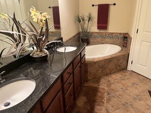 Banheira de hidromassagem, toalhas de banho, sabonete, papel higiênico