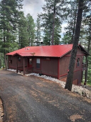 A small cabin with a red roof, surrounded by trees. - Mountain retreat with a beautiful veiw. (Cloudcroft)