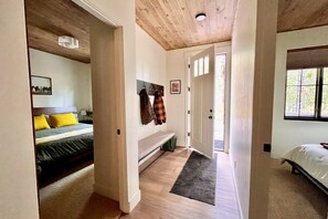 4 bedrooms, travel cot, free WiFi, bed sheets - Brand NEW cozy cabin in the woods. 5 mins to the lake. 40 mins to Yellowstone!  (Island Park)