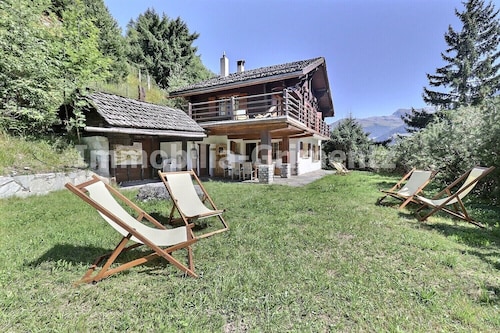 Chalet de confort moyen sur 2 étages pour 8 personnes, salon avec cheminée, cuisine séparée avec lav