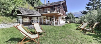 Middle class chalet on 2 levels for 8 people, living room with fireplace, separated kitchen with dis