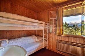 4 bedrooms, iron/ironing board, Internet - Middle class chalet on 2 levels for 8 people, living room with fireplace, separated kitchen with dis (Grimentz)