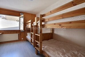 3 dormitorios, tabla de planchar con plancha, Internet
