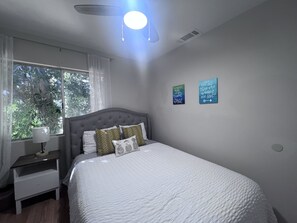 2 chambres, fer et planche à repasser, lit de bébé portatif