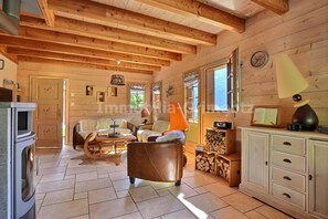 Fernseher, Kamin, DVD-Player