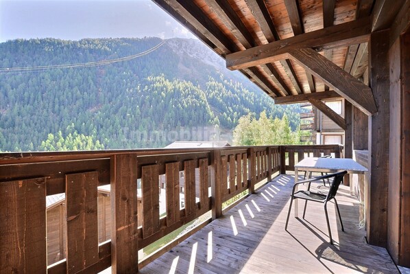 Outdoor dining - Very comfortable flat for 7 people, living room with wood-burner, kitchen area with dishwasher, 2 do (Grimentz)