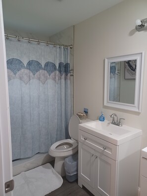 Dusch, hårtork, handdukar och tvål