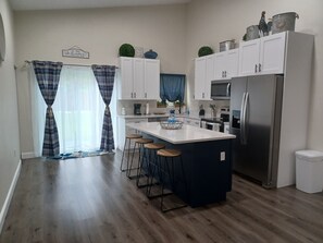 Fridge, microwave, oven, stovetop - Minutes away to Sebring Raceway, Golf Course and many great fishing spots. (Sebring)