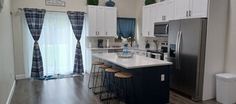 Minutes away to Sebring Raceway, Golf Course and many great fishing spots.