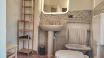 Haartrockner, Handtücher, Seife, Toilettenpapier