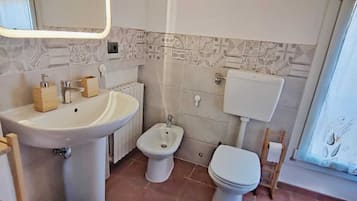 Haartrockner, Handtücher, Seife, Toilettenpapier