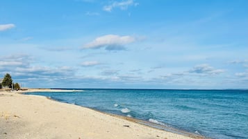 Una spiaggia nelle vicinanze