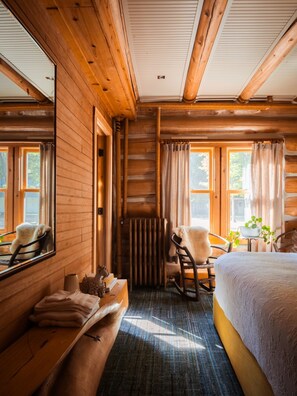 6 bedrooms, desk, iron/ironing board, free WiFi - Log lodge estate in northern Michigan. A one of a kind up north experience. (Northport)