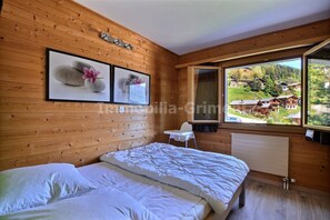 2 bedrooms, iron/ironing board, Internet