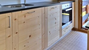 Ovn, kokeplater og oppvaskmaskin