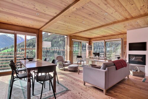 Chalet très confortable sur 3 étages pour 8 personnes, salon avec cheminée, coin cuisine avec lave-v