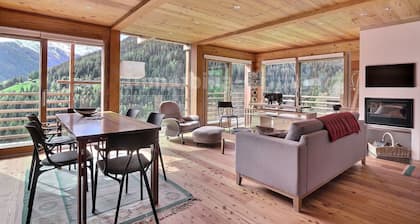 Chalet trÚs confortable sur 3 étages pour 8 personnes, salon avec cheminée, coin cuisine avec lave-v
