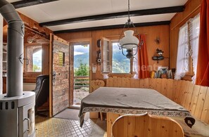 Interior - Middle class chalet on 3 levels for 3 to 4 people, kitchen area with a small living room, 1 double b (Grimentz)