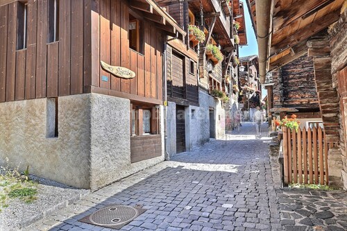 Chalet confortable dans le vieux village sur 2 étages pour 2 personnes, salon, coin cuisine avec lav
