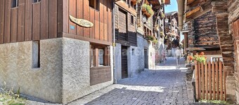 Comfortable chalet in the old village on 2 levels for 2 people, living room, kitchen area with dishw
