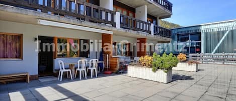 屋外ダイニングエリア