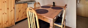 Dining - Middle class studio for 2 to 4 people, living room with 1 double bed and 1 divan bed, kitchen area, (Grimentz)