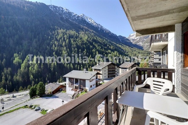 Outdoor dining - Comfortable studio for 2 to 4 people, living room with 2 beds and 2 divan beds, kitchen area with di (Grimentz)