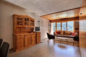 TV - Comfortable studio for 2 to 4 people, living room with 4 beds, kitchen area, bath-WC, balcony, third (Grimentz)