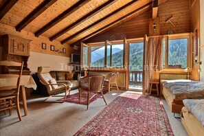 TV, DVD player - Middle class flat for 2 to 4 people, living room with 2 beds, kitchen area, sleeping corner with 1 b (Grimentz)