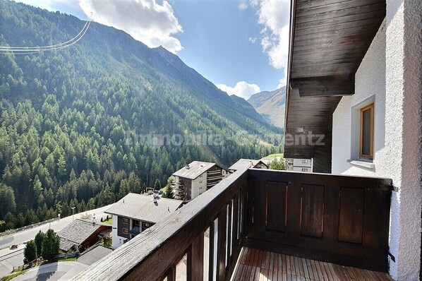 Property grounds - Middle class flat for 2 to 4 people, living room with 2 beds, kitchen area, sleeping corner with 1 b (Grimentz)