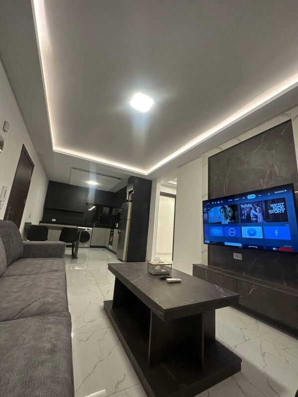 TV - Cozy Rooftop Near Al Services 23 (Amman)