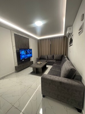 TV - Cozy Rooftop Near Al Services 23 (Amman)