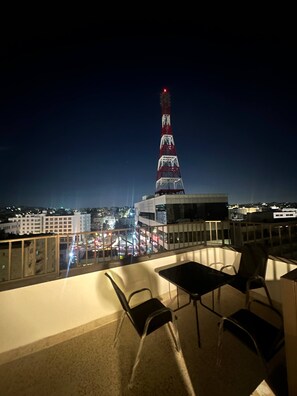 Outdoor dining - Cozy Rooftop Near Al Services 23 (Amman)