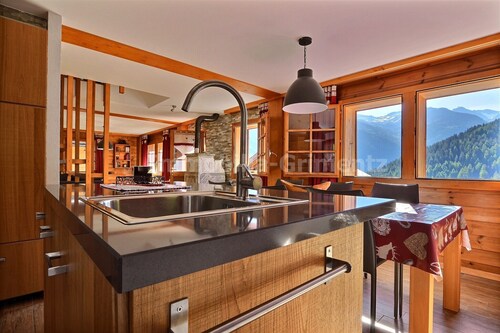 Very comfortable flat on 2 levels for 6 people, living room, kitchen area with dishwasher, 1 double