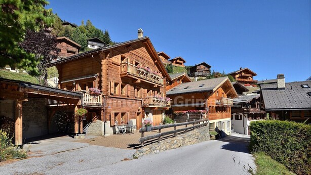 A wooden building with balconies and a stone staircase leading to the entrance. - Comfortable studio for 2 people, living room with 2 beds, kitchen area with dishwasher, shower-WC, s (Grimentz)