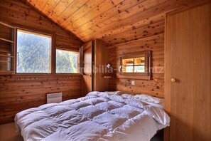 4 bedrooms, iron/ironing board, WiFi - Chalet ski in - ski out on 3 levels for 8 people, living room with wood-burner, kitchen area with di (Grimentz)