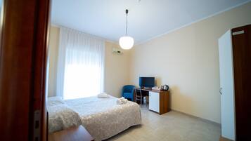 Standardzimmer, 1 Doppelbett, Meerblick | 1 Schlafzimmer, Daunenbettdecken, Schreibtisch