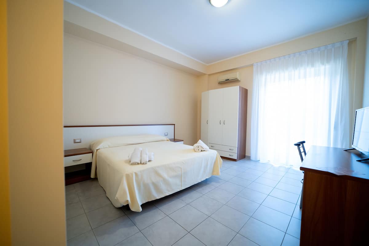 1 bedroom, down duvets, desk, laptop workspace