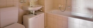 A bathroom with a toilet, a sink, and a bathtub. - Comfortable flat on 2 levels for 4 people, living room, kitchen area with dishwasher, 1 2-bedroom, m (Grimentz)