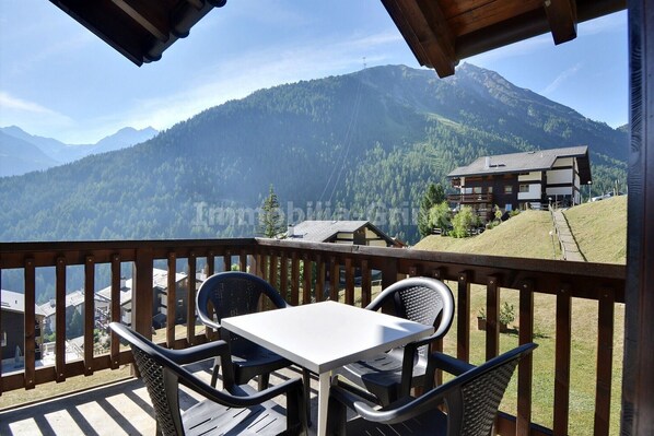 Outdoor dining - Comfortable flat on 2 levels for 4 people, living room, kitchen area with dishwasher, 1 2-bedroom, m (Grimentz)