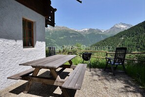 Outdoor dining - Middle class chalet on 2 levels for 6 people, living room, kitchen area with dishwasher, 1 double be (Grimentz)
