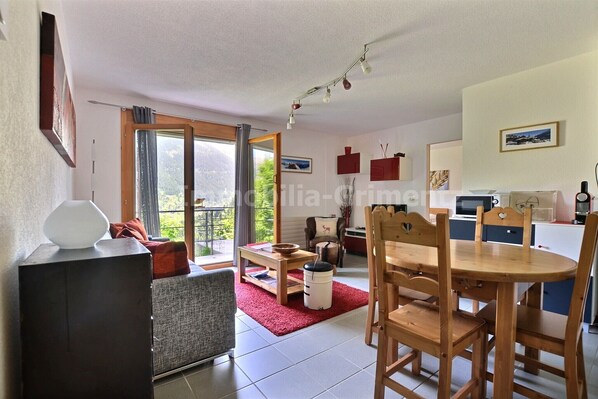 TV - Comfortable flat for 2 to 4 people, living room with 1 double divan bed, kitchen area with dishwashe (Grimentz)