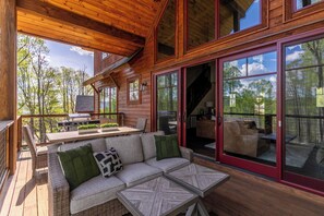 Outdoor dining - Gretta's Getaway at Eagles Nest - VIllage home with indoor/outdoor fireplaces (Banner Elk)