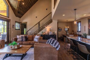 Lobby - Gretta's Getaway at Eagles Nest - VIllage home with indoor/outdoor fireplaces (Banner Elk)