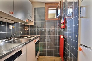 Kjøleskap, ovn, kokeplater og oppvaskmaskin