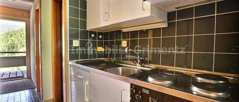 冷蔵庫、オーブン、コンロ、調理器具と食器