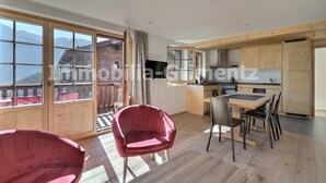 Une cuisine moderne avec des meubles en bois et un coin repas comprenant une table et des chaises.