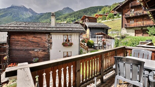 A wooden chalet with a balcony, surrounded by mountains. - Comfortable flat on 2 levels for 4 to 6 people, living room, kitchen area with dishwasher, 1 double (Grimentz)